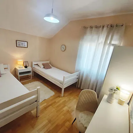 Zara Apartment- Old Town , 3 Acs , Free Parking, Peaceful Apartamento
