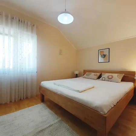 Zara Apartment- Old Town , 3 Acs , Free Parking, Peaceful